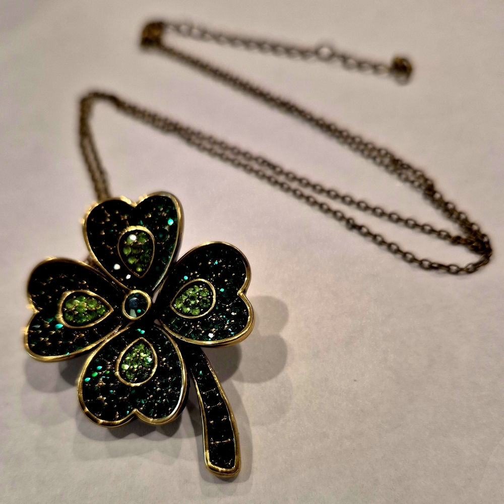 Chic Clover Pendant Necklace with Green and Black Accents